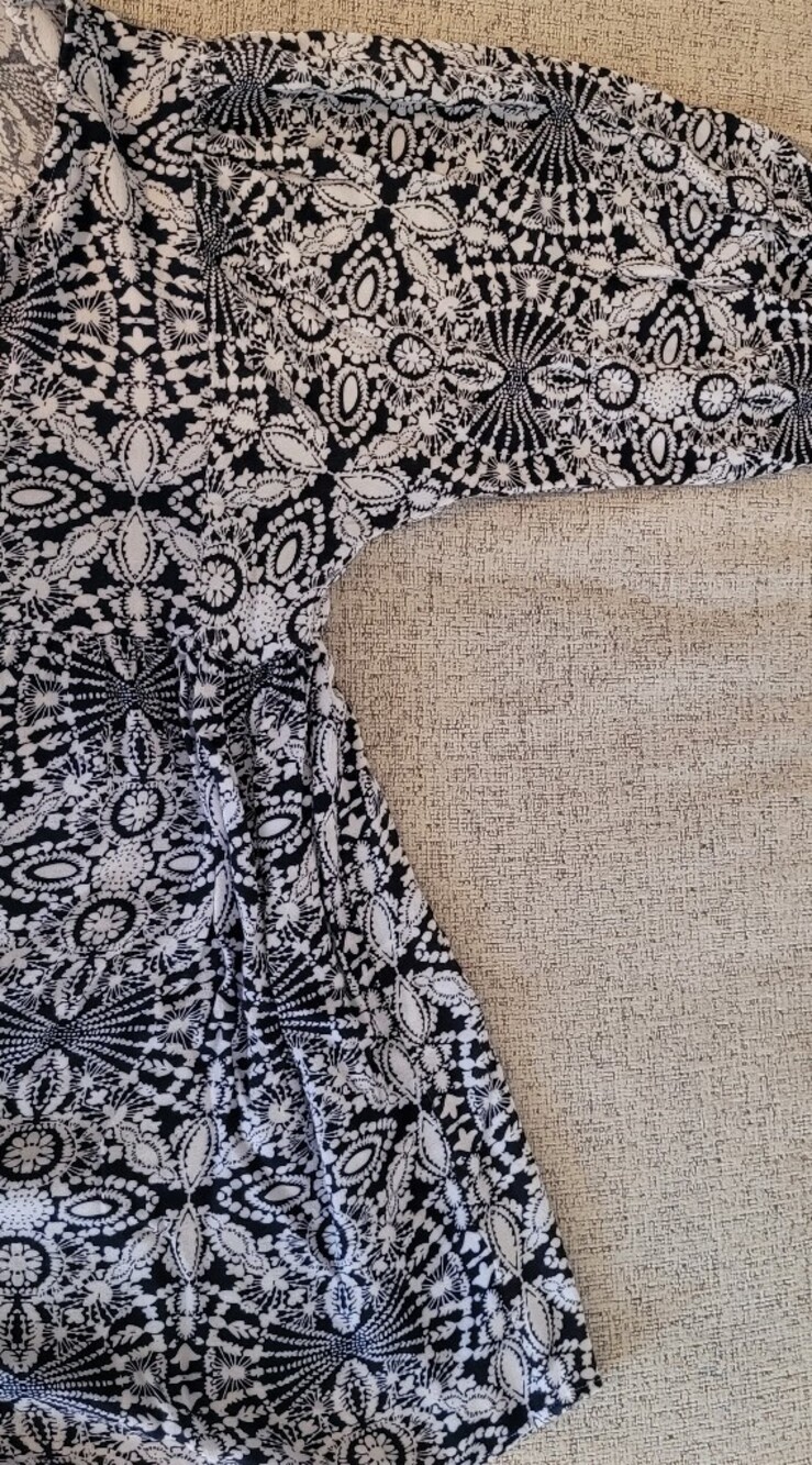 Umgee Blue and Cream Geometric V-Neck Tunic EUC - Picture 5 of 5